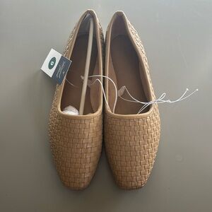 Brand new, Universal Thread Lorna woven flat, size 9 (runs 1/2 size big)